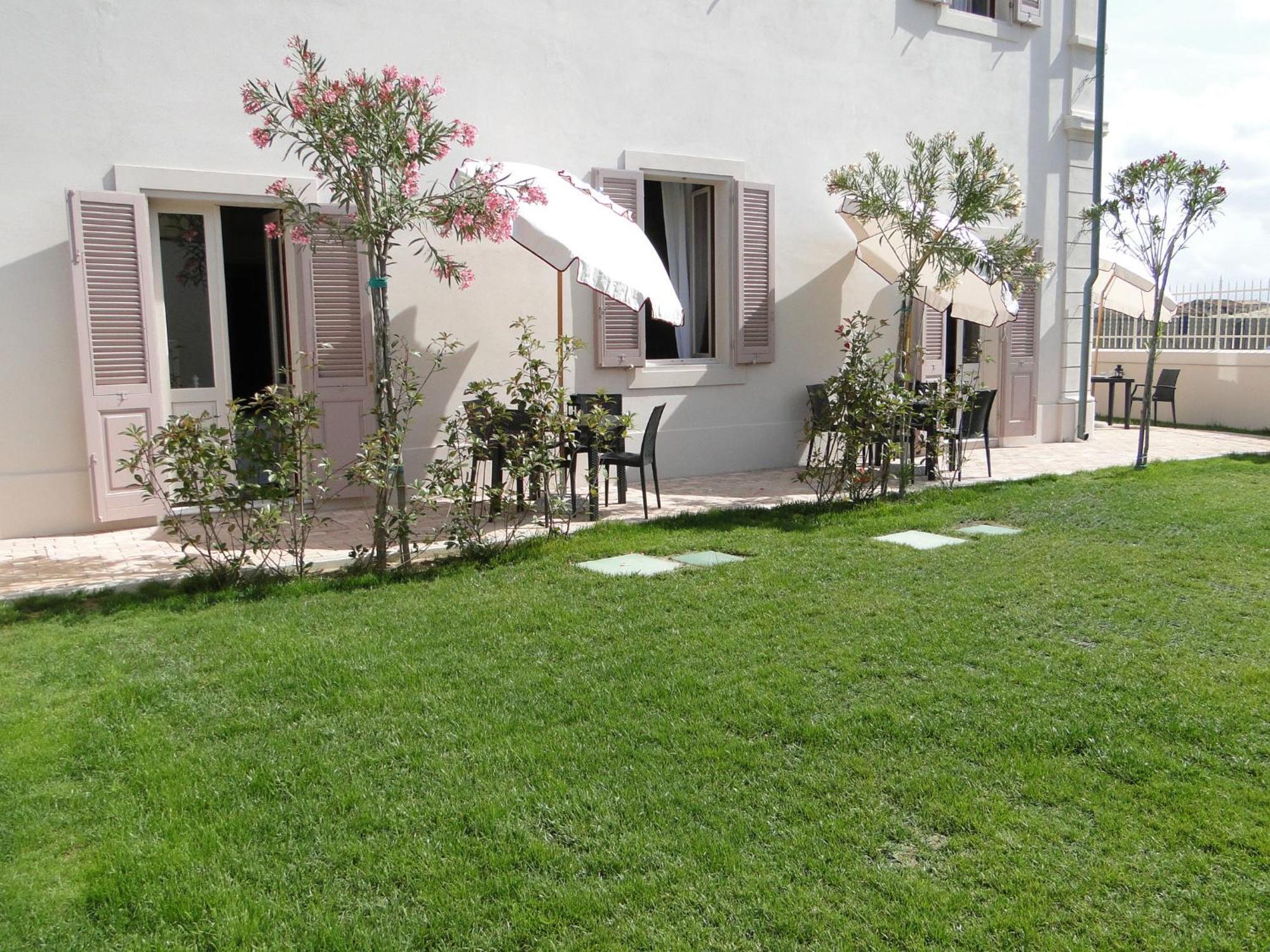 Villino Ermione Hotel มารินาดิปิซา ภายนอก รูปภาพ