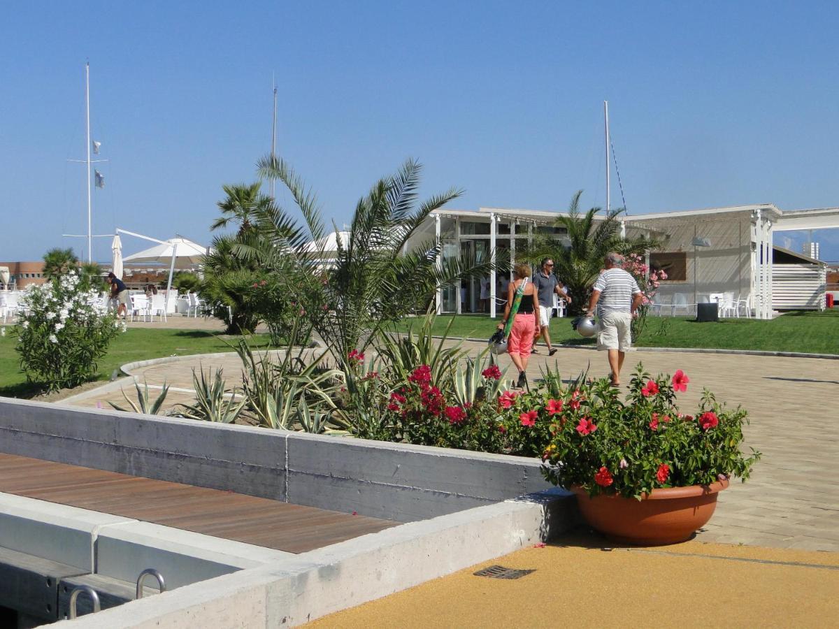 Villino Ermione Hotel มารินาดิปิซา ภายนอก รูปภาพ